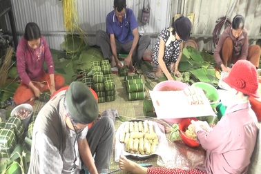 Cận Tết, làng bánh chưng, bánh tét “chạy nước rút” vẫn không đủ cung cấp