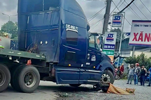 Va chạm với container, nữ sinh lớp 8 tử vong trên đường đi học