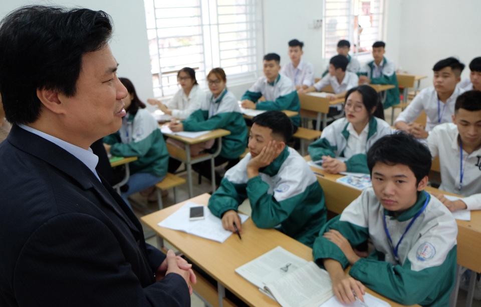 Thứ trưởng Bộ GD: “Trường học an toàn thì cô trò không cần đeo khẩu trang” - 1 Thứ trưởng Bộ GD: “Trường học an toàn thì cô trò không cần đeo khẩu trang” - 1