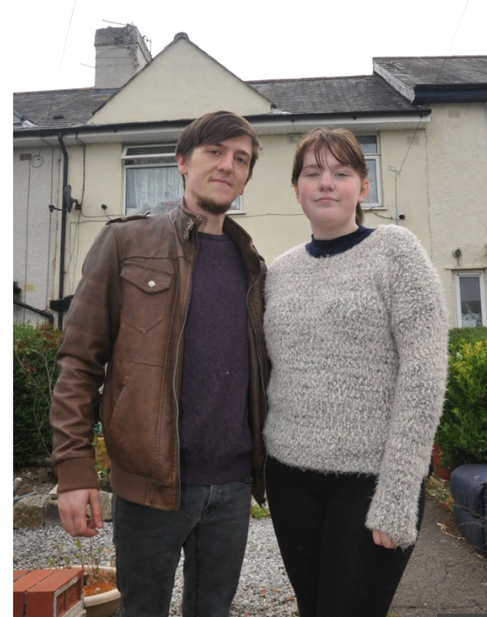 Dọn nhà hộ bà, cháu gái bất ngờ tìm thấy bom ông nội... giấu trong nhà kho - 2