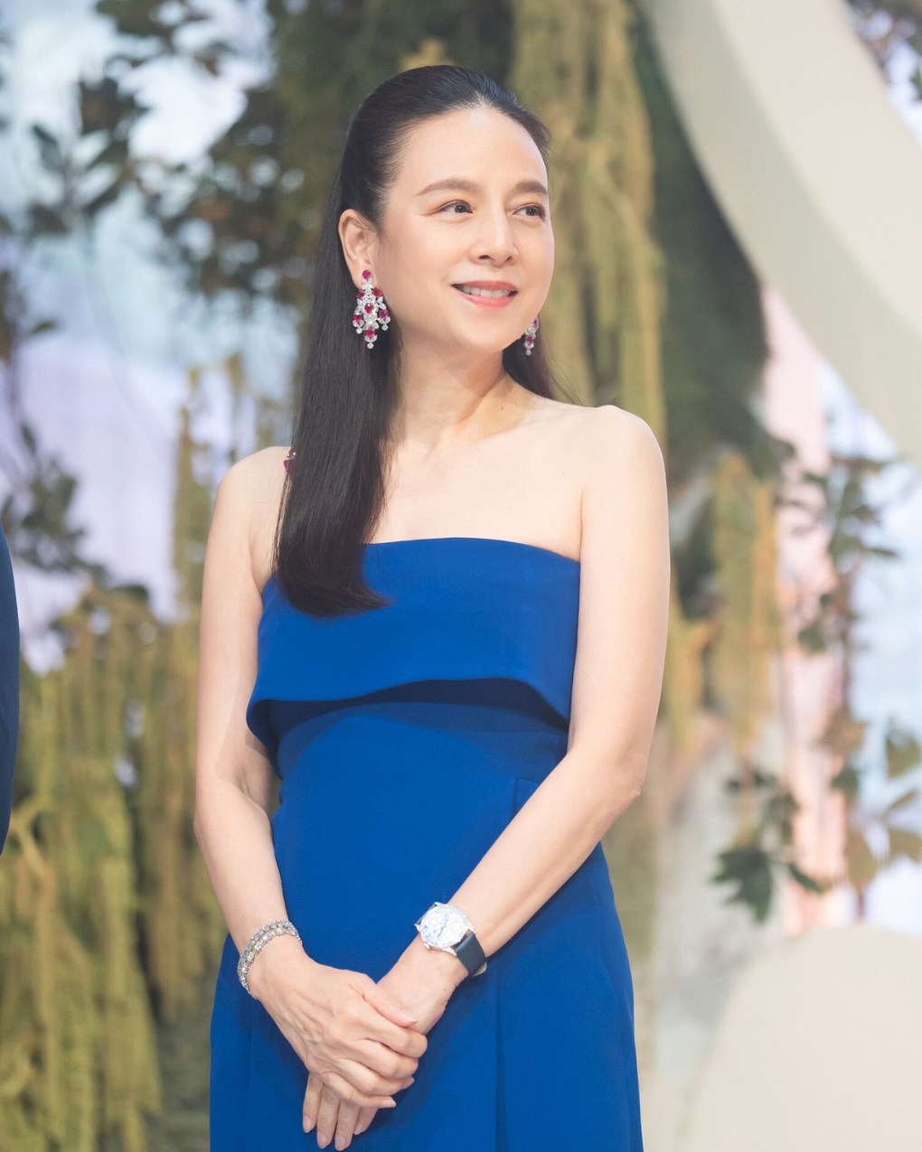 សម្រស់ដ៏ស្រស់ស្អាតរបស់ Madam Pang កាលនៅក្មេងត្រូវបានអ្នកគាំទ្រជាច្រើនសរសើរ - ២ Nhan sắc thời trẻ cực phẩm của Madam Pang, nhiều CĐV ngưỡng mộ - 2