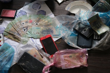 Bắt ổ bạc đang "sát phạt" nhau trên đồi Vĩnh Tiến - Đà Lạt