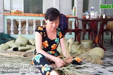 Nghề ngồi "gảy tay" quanh năm, biến cỏ thành hàng hiệu