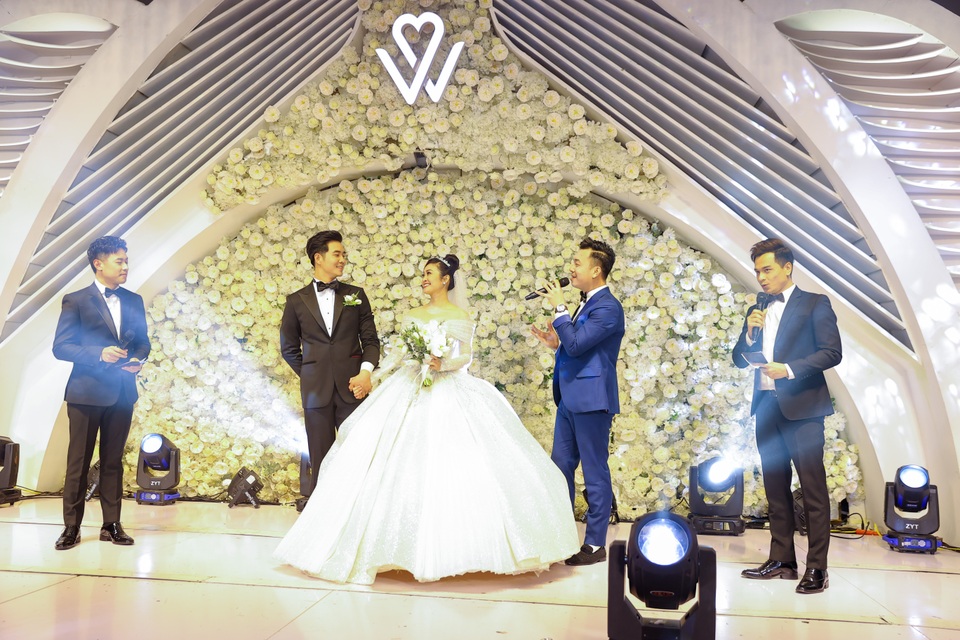 MC Thùy Linh VTV công khai nói lời xin lỗi bố mẹ trong lễ cưới - 10 MC Thùy Linh VTV công khai nói lời xin lỗi bố mẹ trong lễ cưới - 10