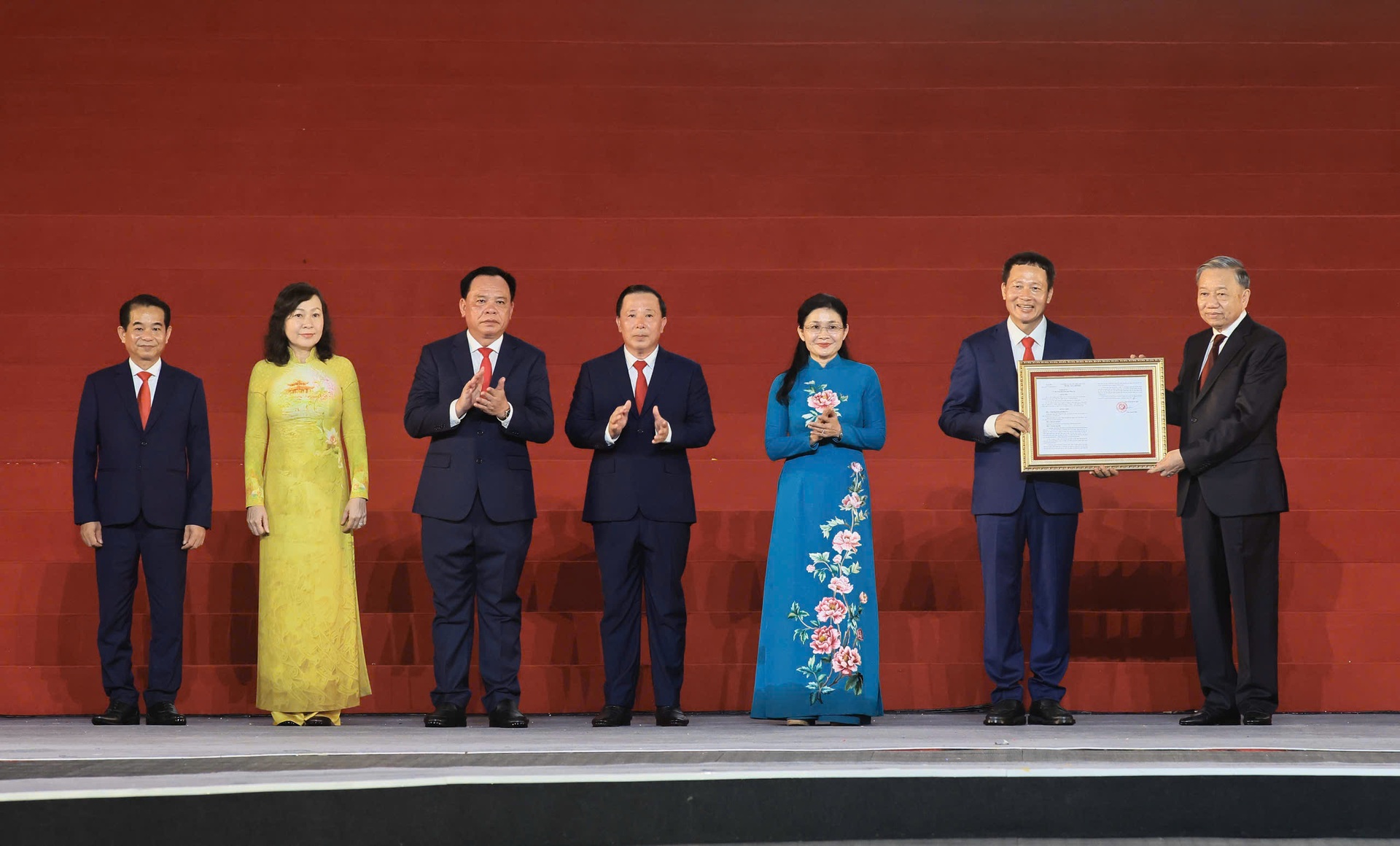 Pháo hoa lung linh, sử thi nghệ thuật đặc sắc trong đêm công bố TP Đồng Nai - 7
