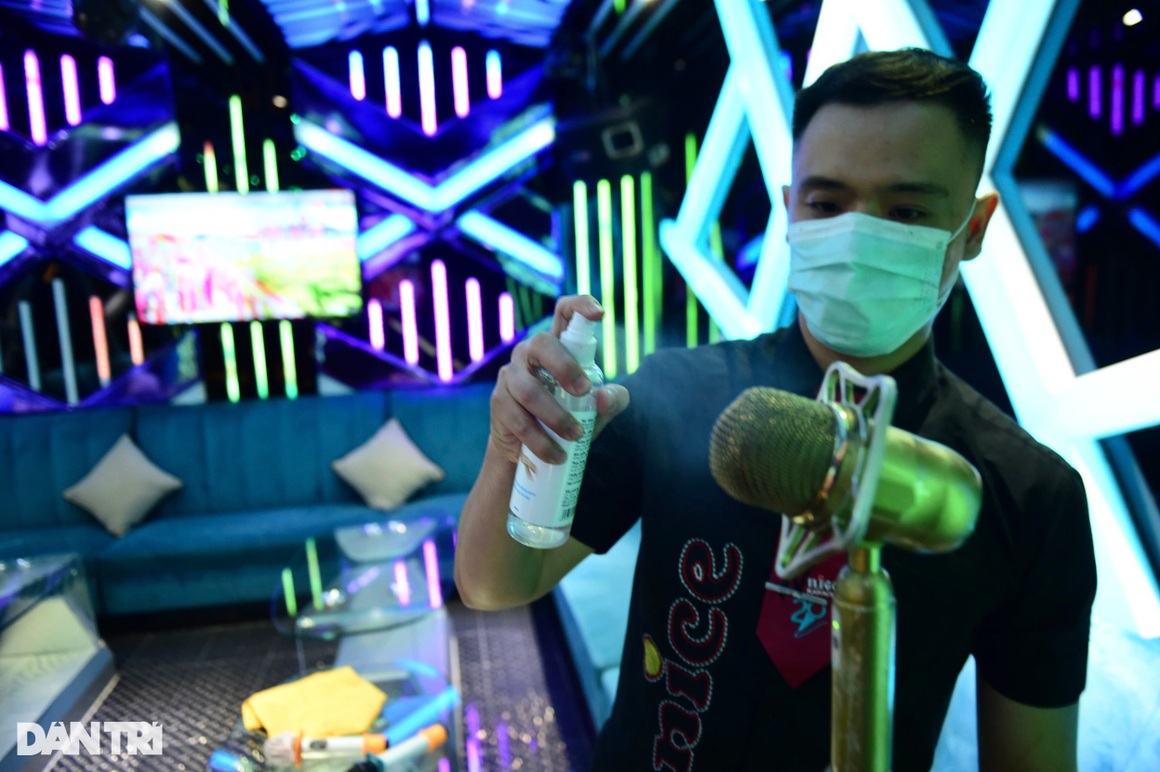 Quán karaoke tự làm phòng cách ly, dùng đèn tia cực tím khử khuẩn phòng hát - 7 Quán karaoke tự làm phòng cách ly, dùng đèn tia cực tím khử khuẩn phòng hát - 7