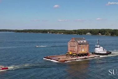 Ngoạn mục cảnh tòa nhà cổ nặng 400 tấn di chuyển 80 km trên mặt nước