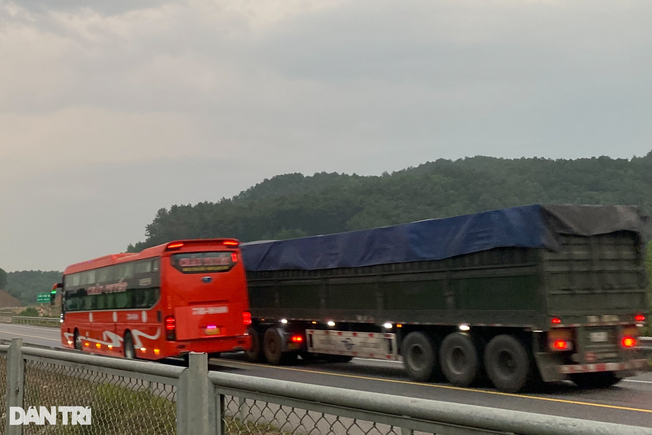 Sau vụ tai nạn, tài xế vẫn đua nhau vượt ẩu trên cao tốc Cam Lộ - La Sơn - 3