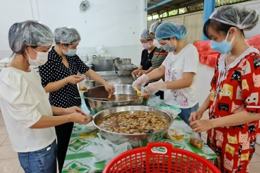 Giáo viên "gác" nghỉ hè, cùng nhau nấu cơm ủng hộ tuyến đầu chống dịch