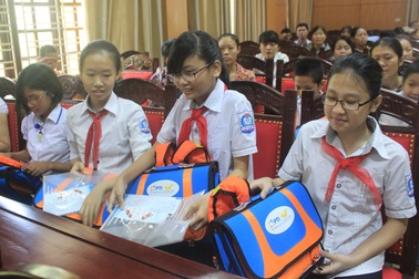 Tặng 100 cặp phao cứu sinh cho học sinh Nghệ An