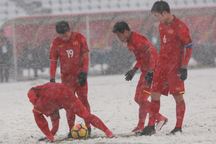 Xúc động với hình ảnh đồng đội cào tuyết cho Quang Hải lập siêu phẩm