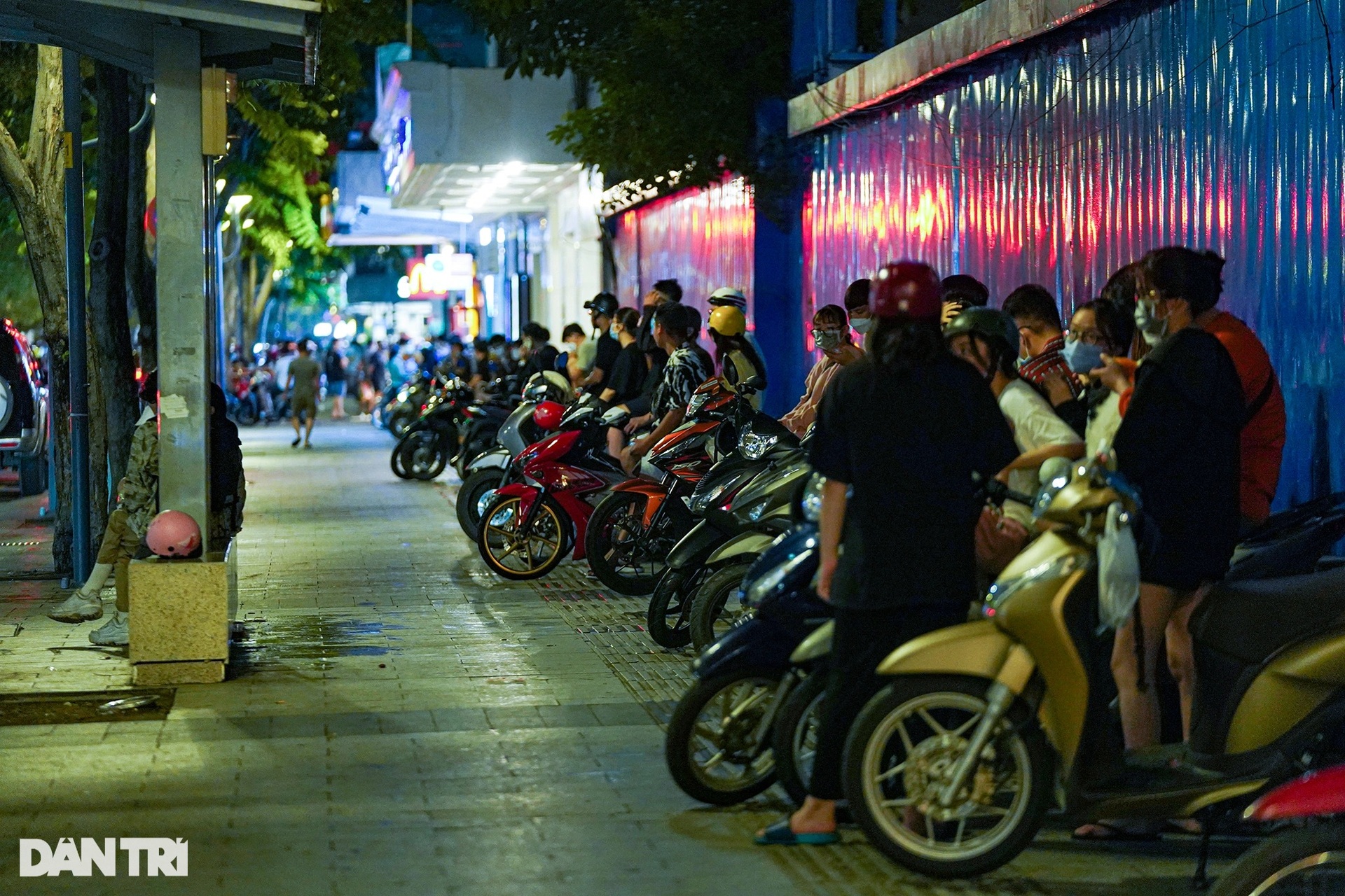 Phố đi bộ Nguyễn Huệ nhộn nhịp ngày cuối tuần khi TPHCM mở cửa - 9