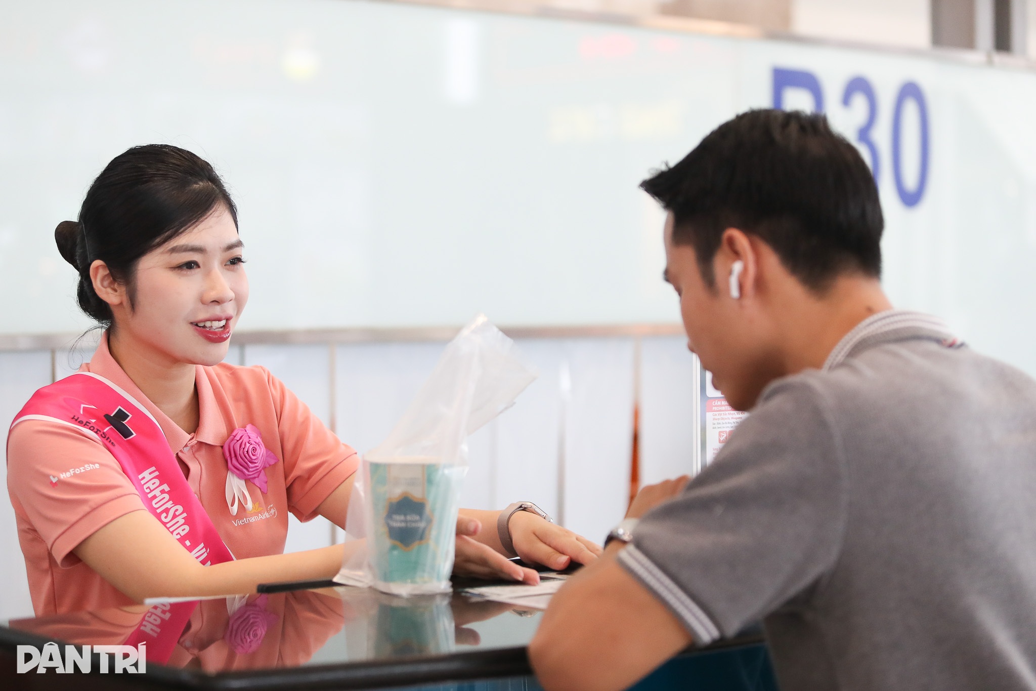 Hundrevis av passasjerer slår seg sammen for å male flyet rosa for likestilling - 3 Hàng trăm hành khách chung tay tô hồng chuyến bay vì bình đẳng giới - 3