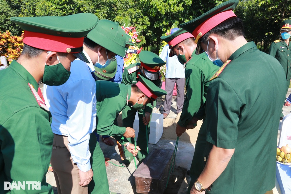 Tổ chức trọng thể Lễ truy điệu và an táng 10 hài cốt liệt sĩ - 5 Tổ chức trọng thể Lễ truy điệu và an táng 10 hài cốt liệt sĩ - 5