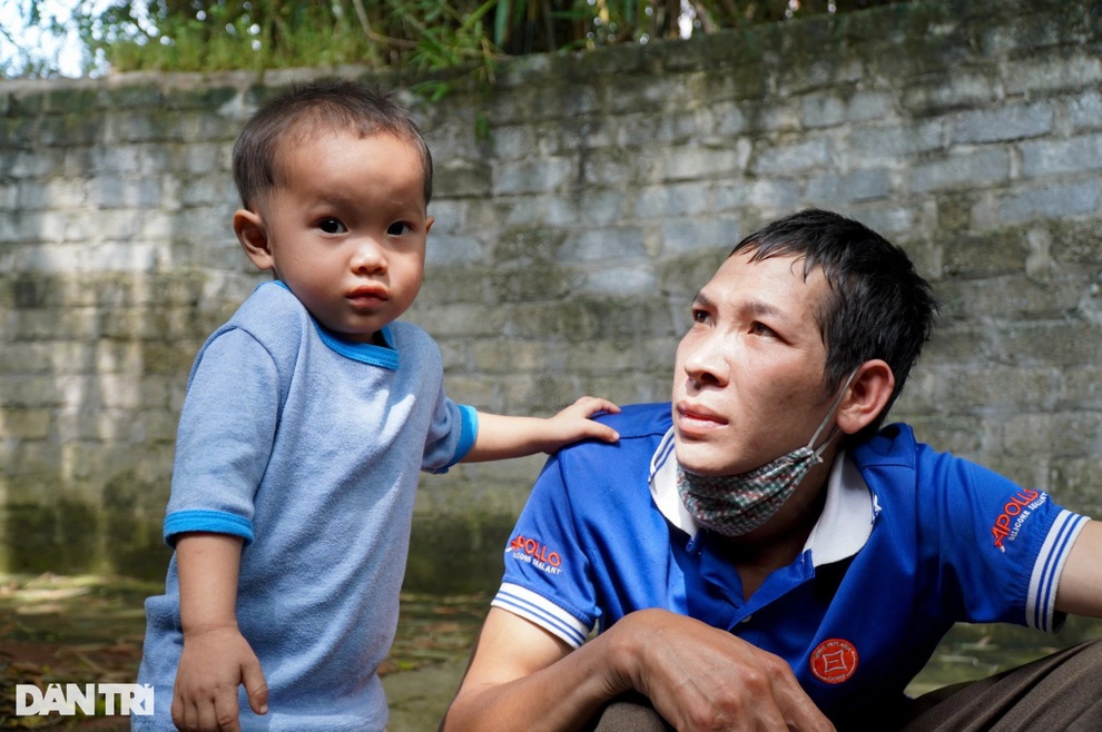 Người đàn ông đeo mai rùa cầu xin cứu mạng hai con mang bệnh hiểm nghèo - 1 Người đàn ông đeo mai rùa cầu xin cứu mạng hai con mang bệnh hiểm nghèo - 1