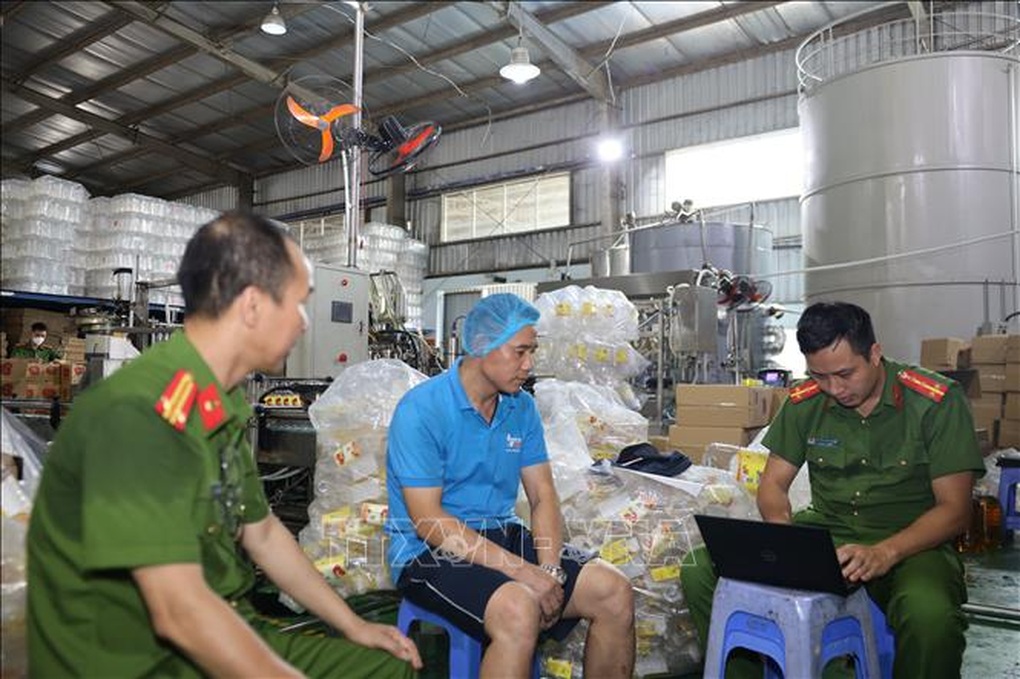 Triệt phá đường dây buôn lậu, sản xuất dầu thực vật giả hơn 1.000 tấn - 1 Triệt phá đường dây buôn lậu, sản xuất dầu thực vật giả hơn 1.000 tấn - 1