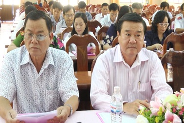 Lùm xùm Bí thư huyện ở Sóc Trăng bị “tố” khai... xuống tuổi