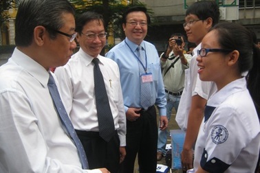 Phó Chủ tịch UBND TPHCM động viên thí sinh thi tốt nghiệp