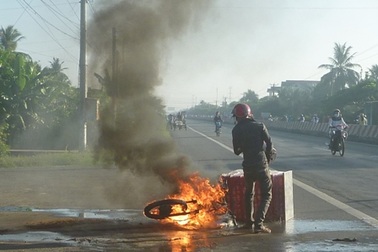 Xe máy cháy ngùn ngụt, lái xe bị bỏng