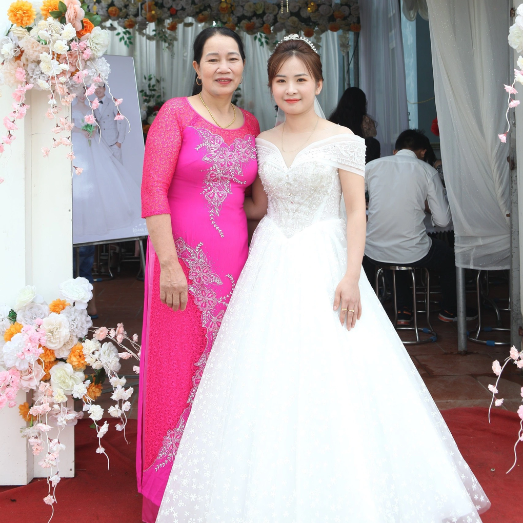 Thanh Hóa: Xúc động câu chuyện bố mẹ chồng làm đám cưới cho con dâu - 2 Thanh Hóa: Xúc động câu chuyện bố mẹ chồng làm đám cưới cho con dâu - 2