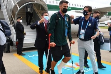 Spinazzola chống nạng đến London, chờ nhận cúp vô địch cùng tuyển Italia