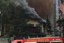 Hà Nội: Cháy nhà 2 tầng trên phố Tôn Đức Thắng, lan sang một ngân hàng