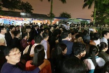 “Biển người” chờ đợi, nhiều người "xé" rào để vào dự lễ Khai ấn đền Trần