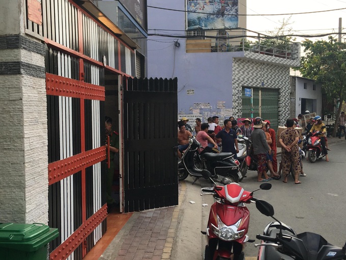 Công an khám xét nhà đại gia vàng Phúc XO sau nghi án dính đến ma túy trong quán karaoke ở Sài Gòn - Ảnh 1.