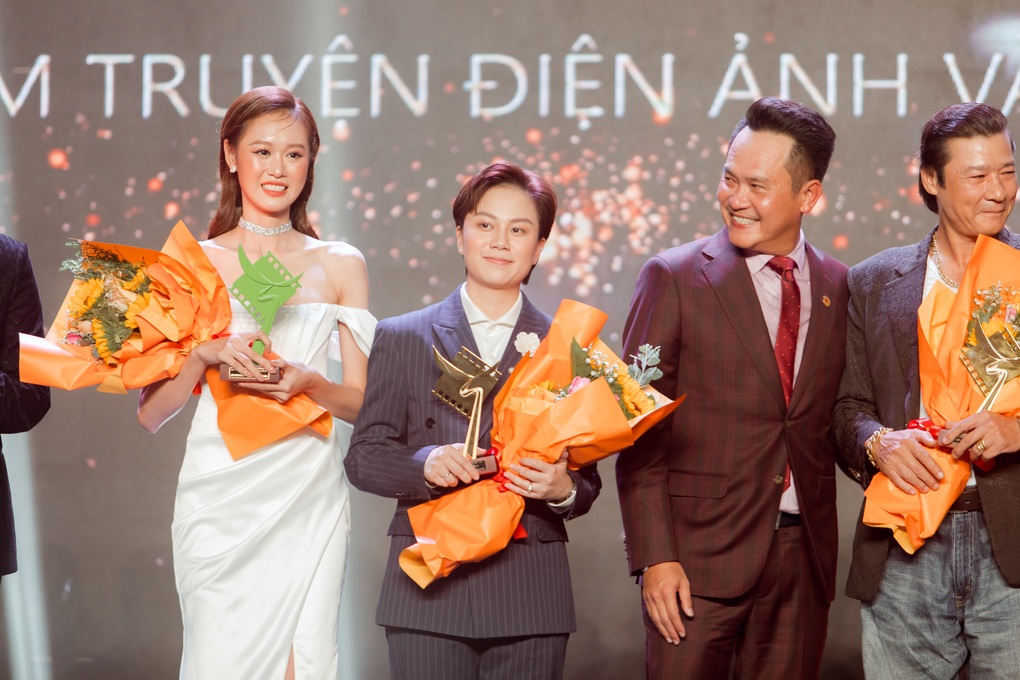 Huyền Lizzie gây chú ý trên thảm đỏ Cánh diều 2021, stylist kể hậu trường - 13 Huyền Lizzie gây chú ý trên thảm đỏ Cánh diều 2021, stylist kể hậu trường - 13