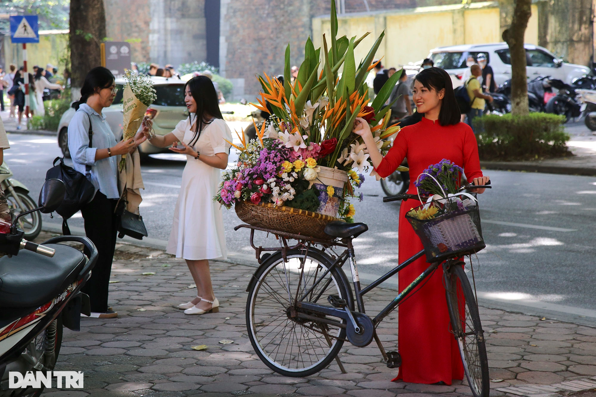 Đông nghịt người săn nắng mùa thu trên phố Phan Đình Phùng - 10 Đông nghịt người săn nắng mùa thu trên phố Phan Đình Phùng - 10