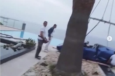 Người mẫu Playboy lái siêu xe Lamborghini lao xuống bể bơi vì... đi giày cao gót