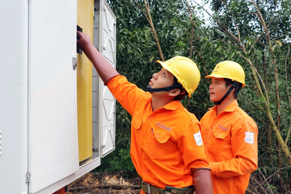 Người dân xóm đèn dầu cuối cùng ở Phú Yên vui mừng đón điện về làng - 3 Người dân xóm đèn dầu cuối cùng ở Phú Yên vui mừng đón điện về làng - 3