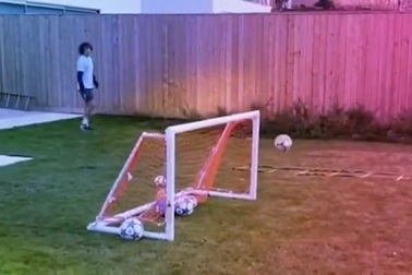 Sao Arsenal thể hiện kỹ năng bấm bóng vào lưới điệu nghệ