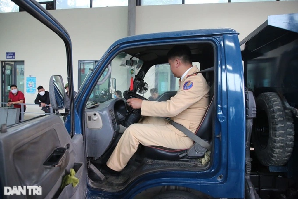 Tiếp tục tăng cường hơn 100 CSGT hỗ trợ đăng kiểm trên cả nước - 1 Tiếp tục tăng cường hơn 100 CSGT hỗ trợ đăng kiểm trên cả nước - 1