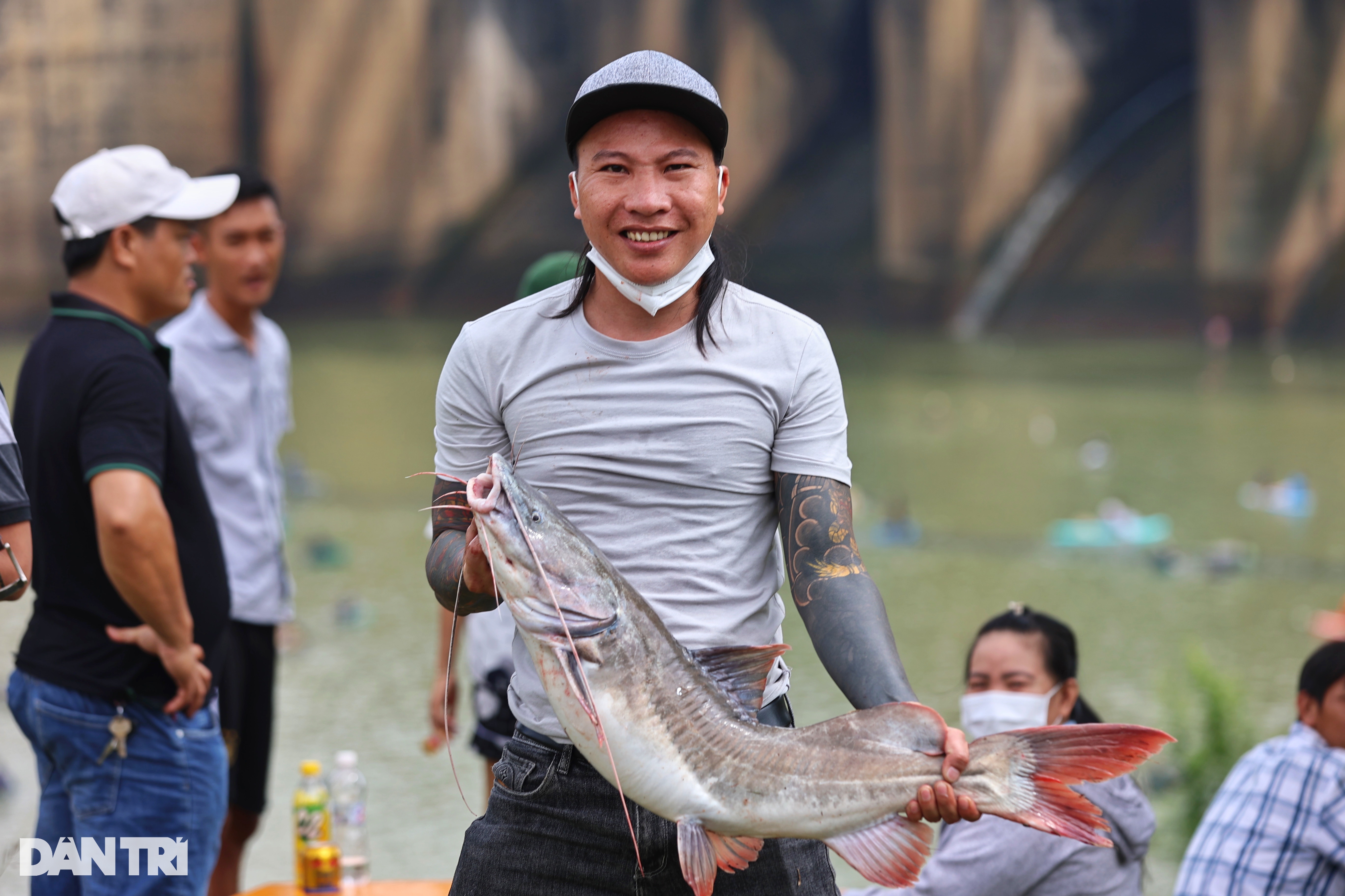 Người dân đổ xô bắt cá tra, cá lăng nặng hơn 10kg ở hồ Trị An - 1 Người dân đổ xô bắt cá tra, cá lăng nặng hơn 10kg ở hồ Trị An - 1