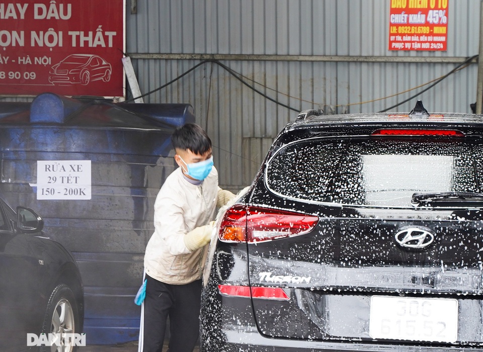 Dịch vụ rửa xe ở Hà Nội hốt bạc dịp Tết Nguyên đán, giá tăng cao gấp 4 lần - 3 Dịch vụ rửa xe ở Hà Nội hốt bạc dịp Tết Nguyên đán, giá tăng cao gấp 4 lần - 3