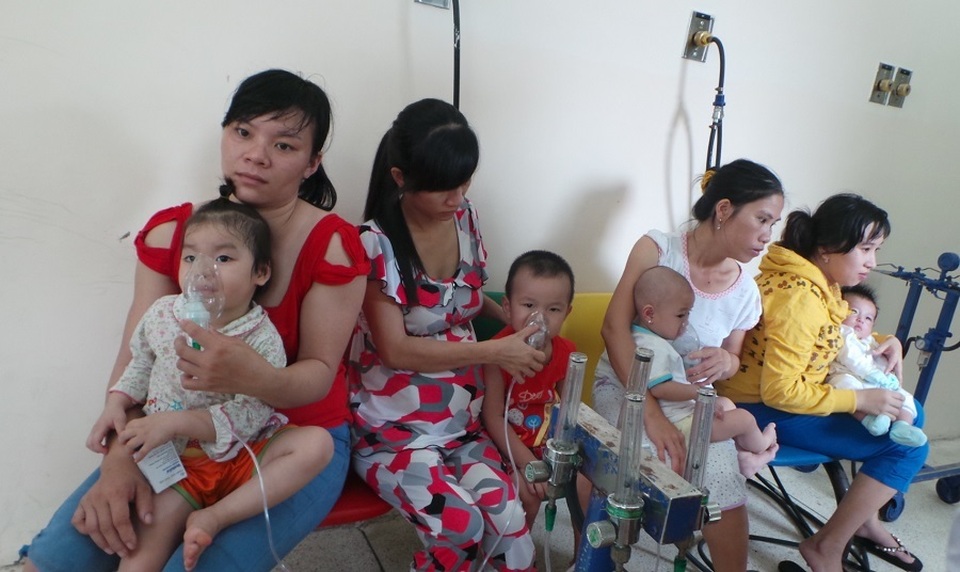 Thời tiết chuyển mùa, vi rút “mê trẻ em” hoành hành gây bệnh - 2 Thời tiết chuyển mùa, vi rút “mê trẻ em” hoành hành gây bệnh - 2