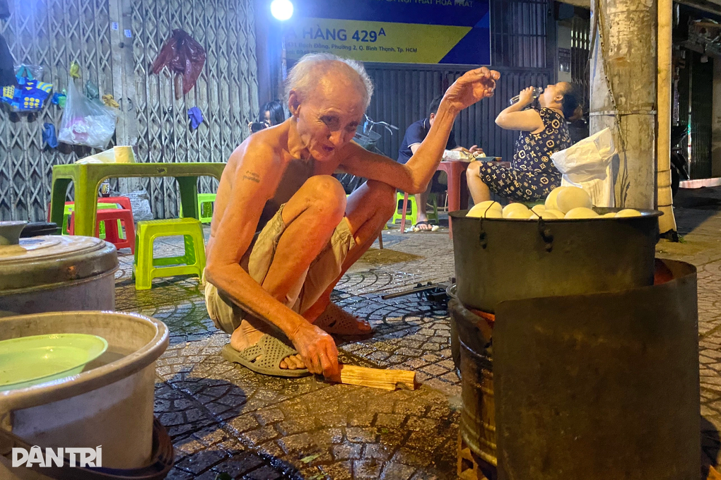 Vợ chồng già vật lộn với quán hột vịt, nuôi con trai tâm thần - 2 Vợ chồng già vật lộn với quán hột vịt, nuôi con trai tâm thần - 2