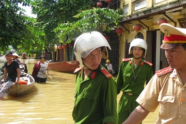 Thủy điện xả lũ, Hội An chìm trong biển nước 