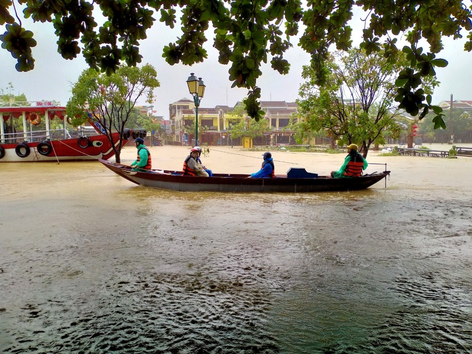 Hội An: Bờ biển Cửa Đại sạt lở nghiêm trọng, phố cổ chìm trong nước lũ - 13 Hội An: Bờ biển Cửa Đại sạt lở nghiêm trọng, phố cổ chìm trong nước lũ - 13