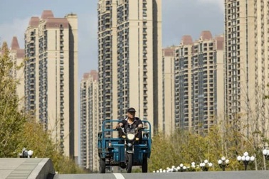 Các ông trùm bất động sản Trung Quốc bỏ hàng tỷ USD "tiền túi" cứu công ty