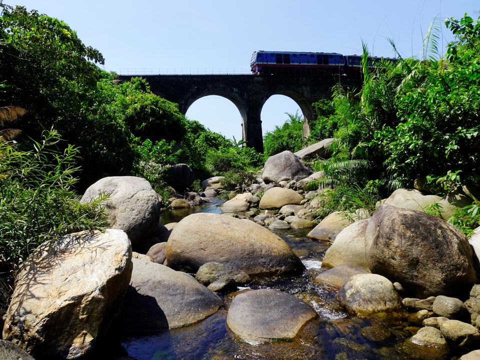 Cầu đường sắt Đồn Cả: Cheo leo tàu vượt núi! - 7