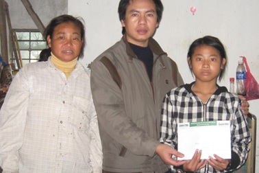 Em Ngô Thị Lợi nhận được sự giúp đỡ của một Việt Kiều Pháp