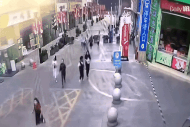 Bể bơi vô cực tràn nước như thác đổ do động đất, quét trôi hàng chục người