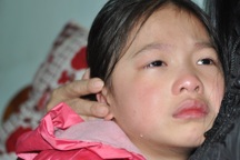 Nước mắt giàn giụa, bé 6 tuổi xin mọi người cứu mẹ ung thư