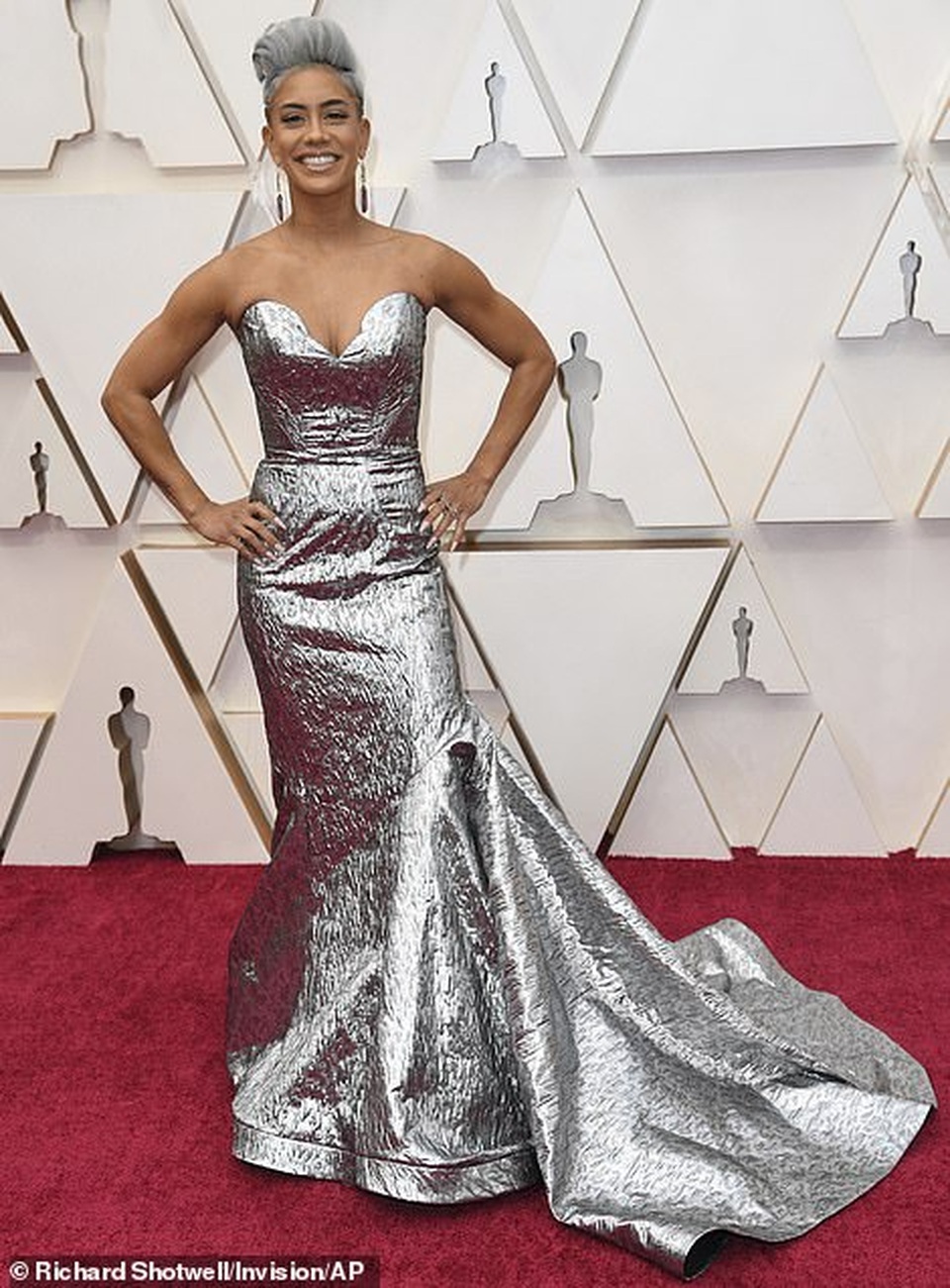 Những bộ váy thảm họa của sao trên thảm đỏ Oscars 2020 - 10 Những bộ váy thảm họa của sao trên thảm đỏ Oscars 2020 - 10