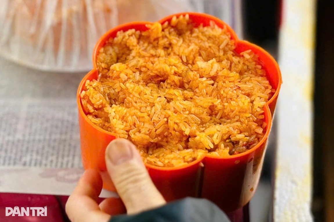 View - Ngày vía Thần Tài mưa tầm tã, món xôi nghe lạ tai vẫn tấp nập khách mua | Báo Dân trí