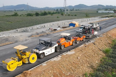 Thảm những mét đường nhựa đầu tiên trên cao tốc Ninh Bình - Thanh Hóa
