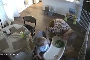 Cô trông trẻ bị bắt giữ vì cho trẻ ăn như thể... bạo hành