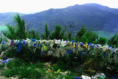 Rác ngập “nóc nhà” đồng bằng sông Cửu Long